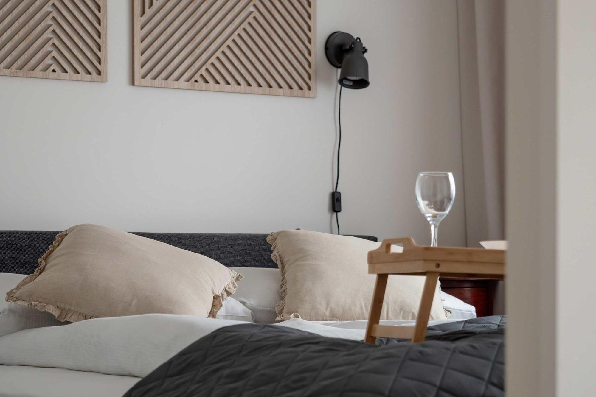 Beautiful With Balcony By Renters
