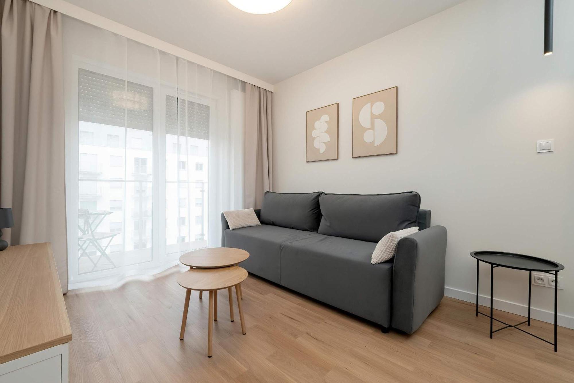 Beautiful With Balcony By Renters Apartament
